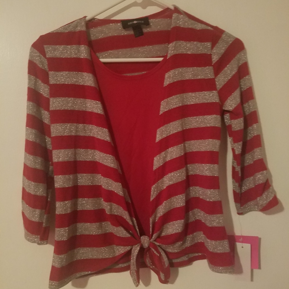 Amy Byer top L